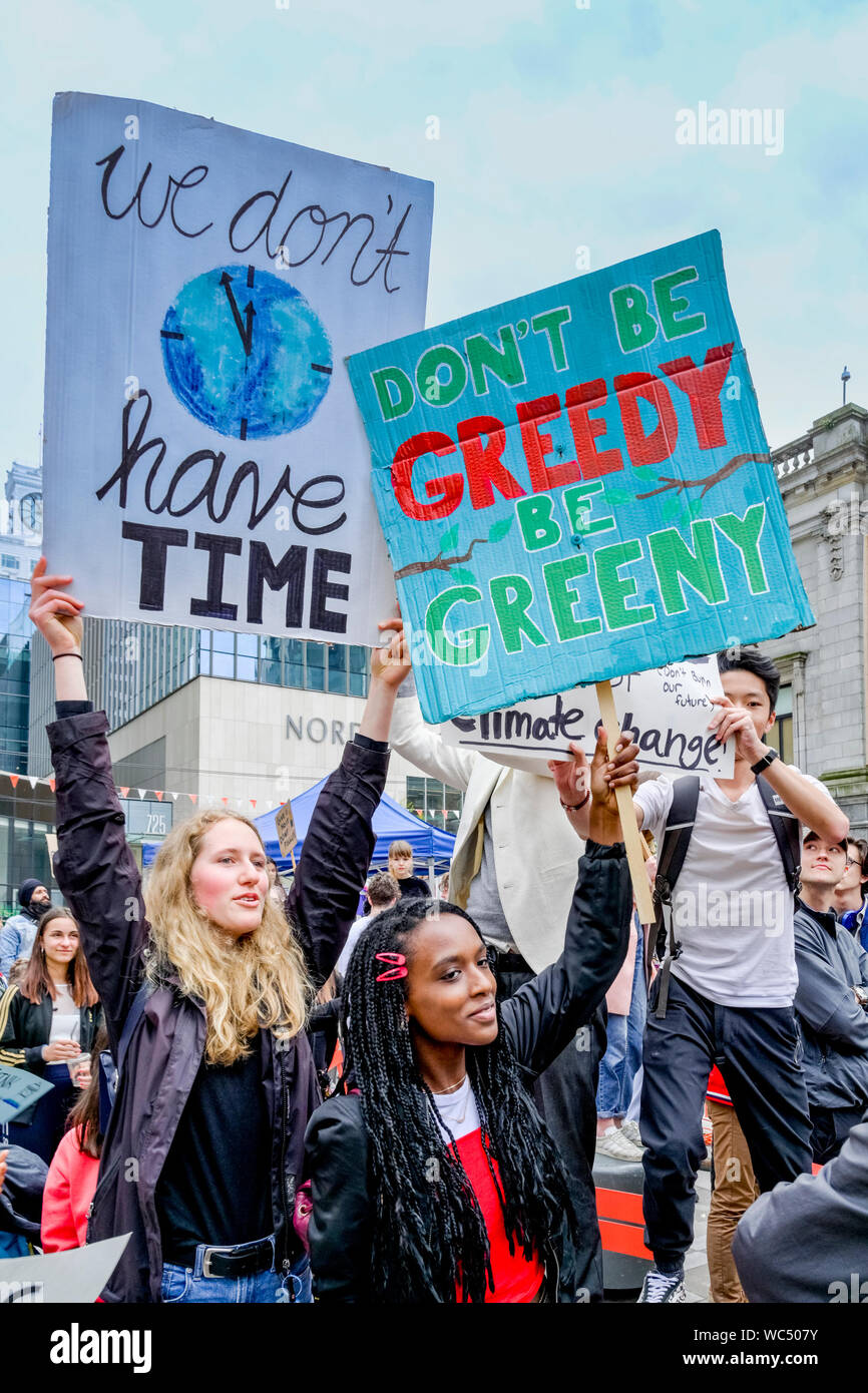 Clima Sustainabiliteens sciopero. Gli studenti saltare la scuola e protestare contro la mancanza di azione sul cambiamento climatico, Galleria d'Arte di Vancouver, Vancouver, British Columb Foto Stock