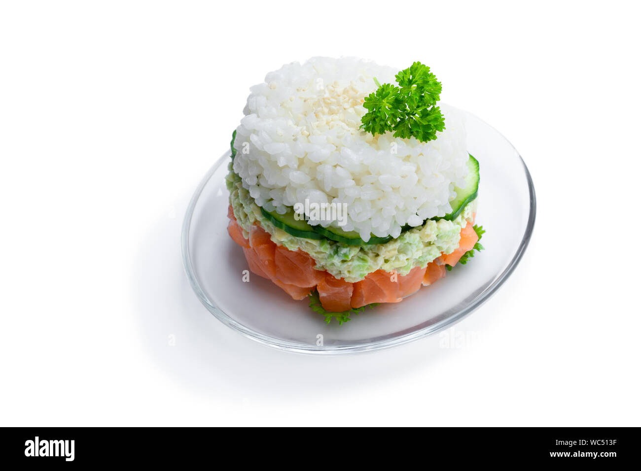 Tartare di salmone con avocado e riso isolato su bianco Foto stock - Alamy