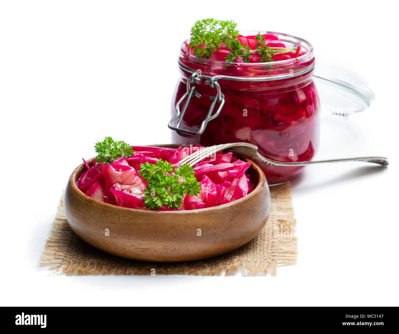 Con insalata di cavolo e barbabietola in un barattolo di vetro isolato su bianco Foto Stock