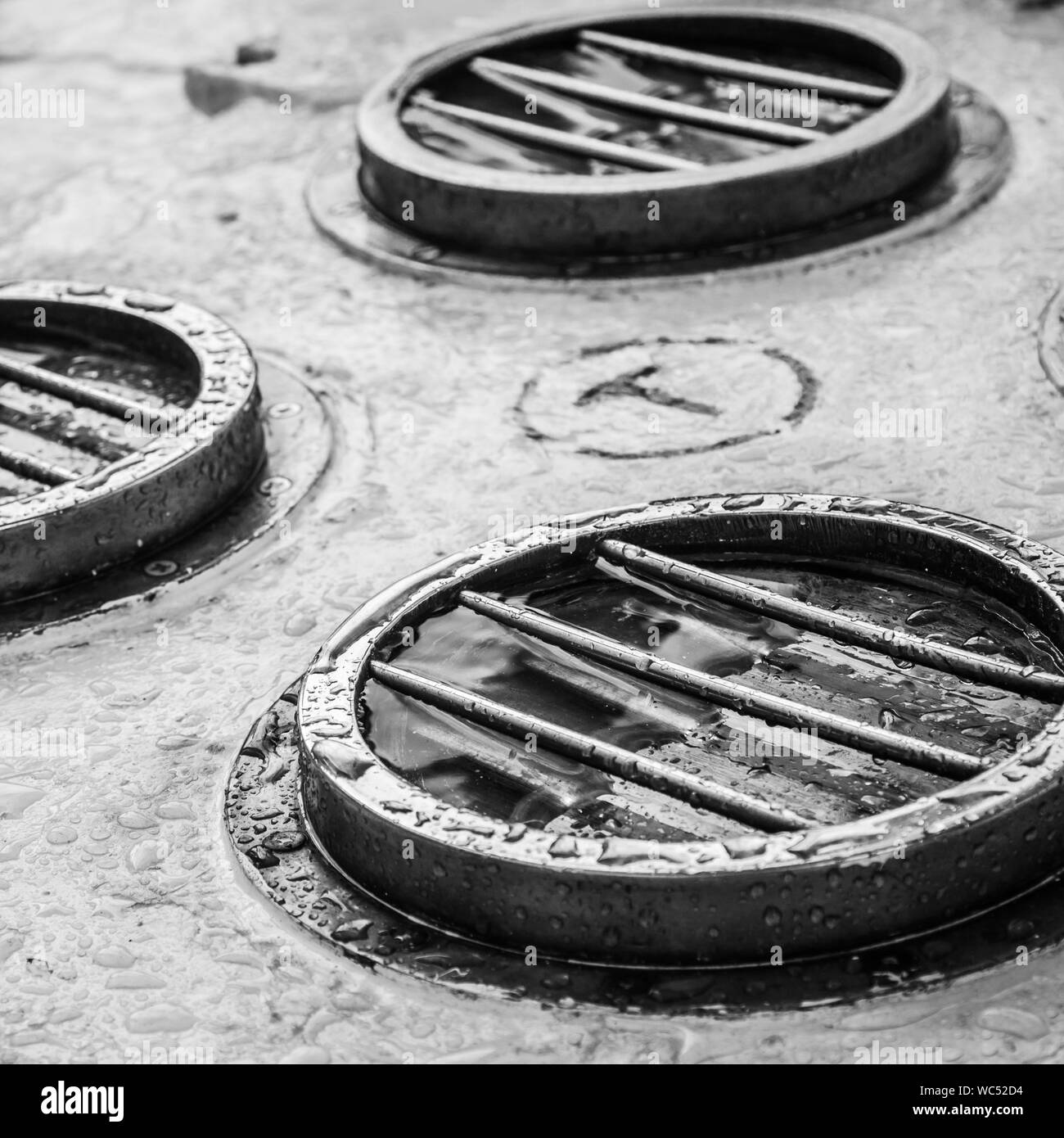 Oblò in ottone di una vecchia barca a vela, close-up Foto Stock