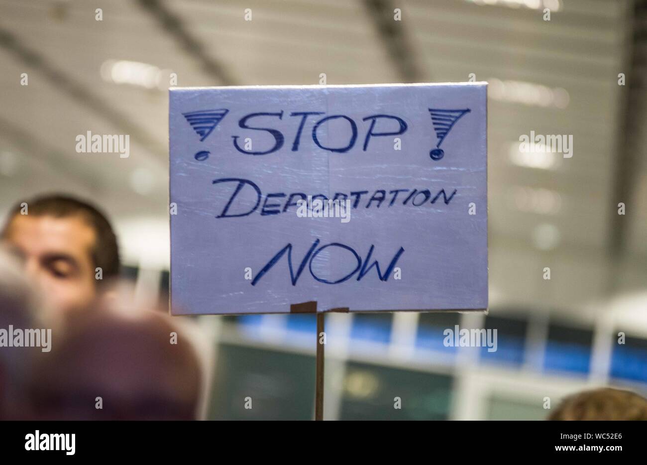 Monaco di Baviera, Germania. Il 27 agosto, 2019. Monaco di Baviera, Germania. Il 27 agosto, 2019. ''Stop deportazione''. In coincidenza con una deportazione di massa dalla Germania in Afghanistan, 100 rifugiati, i migranti e gli attivisti ha organizzato una manifestazione di protesta contro la Germania della politica dei rifugiati presso l' Aeroporto Internazionale di Monaco di Baviera. Tra le critiche includono l'uso di Ankerzentren (centri di ancoraggio) progettato per sequestrare i rifugiati e i migranti lontano dalla società, asilo sleale delle valutazioni effettuate dal BAMF, il Dublin III Convenzione e il controverso 'safe terra d origine'' determinazioni che sono stati utilizzati per accelerare le deportazioni in w Foto Stock