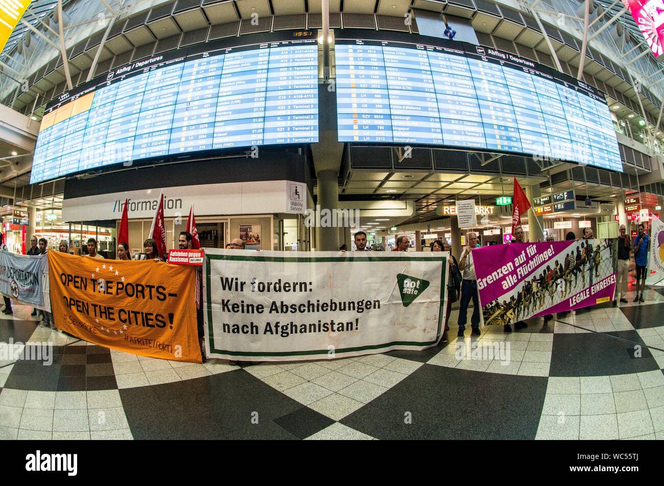 Monaco di Baviera, Germania. Il 27 agosto, 2019. Monaco di Baviera, Germania. Il 27 agosto, 2019. ''Apertura delle frontiere per i rifugiati". In coincidenza con una deportazione di massa dalla Germania in Afghanistan, 100 rifugiati, i migranti e gli attivisti ha organizzato una manifestazione di protesta contro la Germania della politica dei rifugiati presso l' Aeroporto Internazionale di Monaco di Baviera. Tra le critiche includono l'uso di Ankerzentren (centri di ancoraggio) progettato per sequestrare i rifugiati e i migranti lontano dalla società, asilo sleale delle valutazioni effettuate dal BAMF, il Dublin III Convenzione e il controverso 'safe terra d origine'' determinazioni che sono state utilizzate per accelerare deportatio Foto Stock