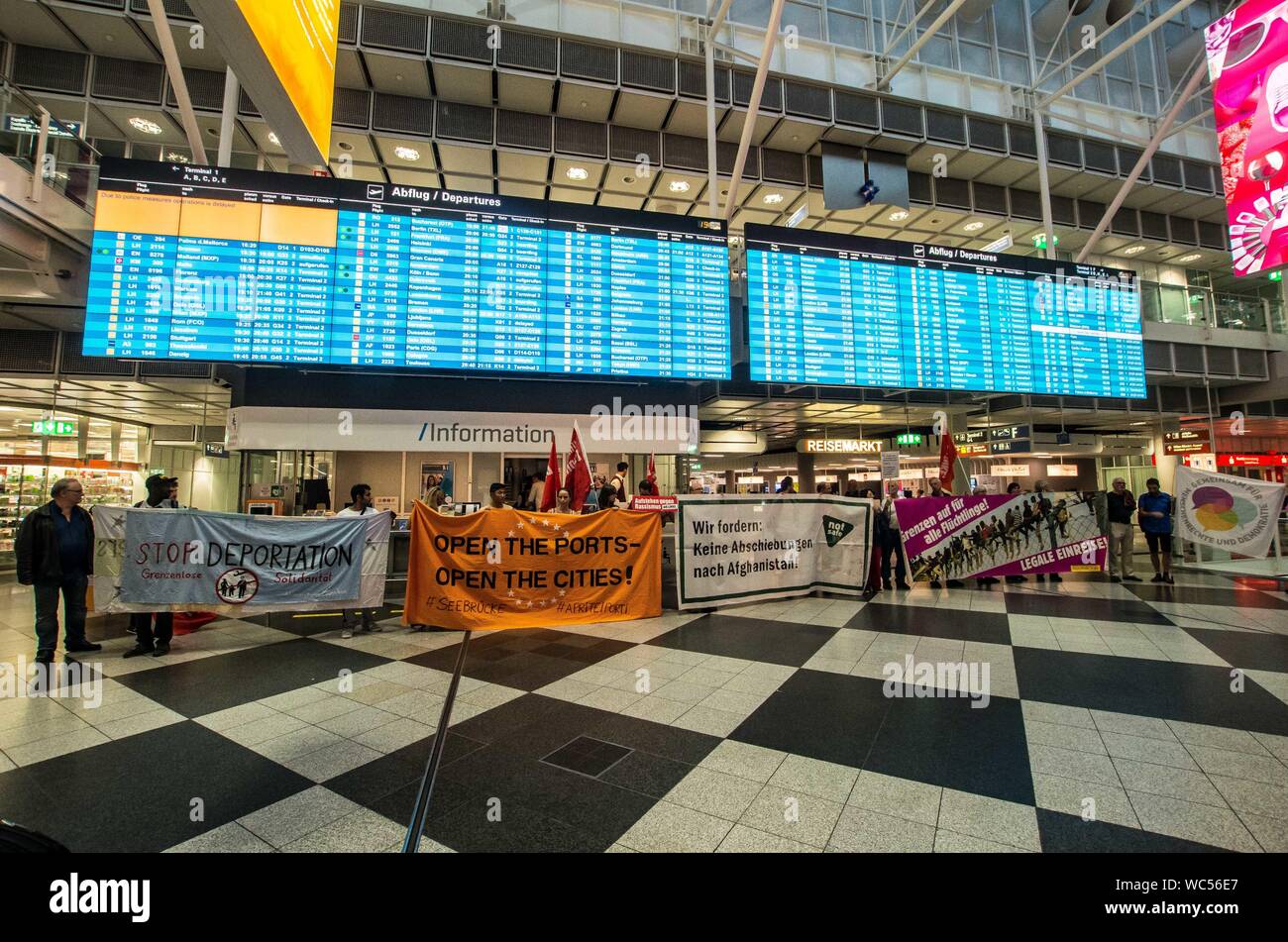 Monaco di Baviera, Germania. Il 27 agosto, 2019. Monaco di Baviera, Germania. Il 27 agosto, 2019. ''Apertura delle frontiere per i rifugiati". In coincidenza con una deportazione di massa dalla Germania in Afghanistan, 100 rifugiati, i migranti e gli attivisti ha organizzato una manifestazione di protesta contro la Germania della politica dei rifugiati presso l' Aeroporto Internazionale di Monaco di Baviera. Tra le critiche includono l'uso di Ankerzentren (centri di ancoraggio) progettato per sequestrare i rifugiati e i migranti lontano dalla società, asilo sleale delle valutazioni effettuate dal BAMF, il Dublin III Convenzione e il controverso 'safe terra d origine'' determinazioni che sono state utilizzate per accelerare deportatio Foto Stock