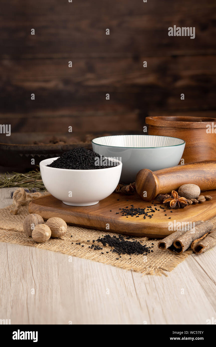Nigella Seeds in una ciotola e preparazione del cibo e cucina impostazione Foto Stock