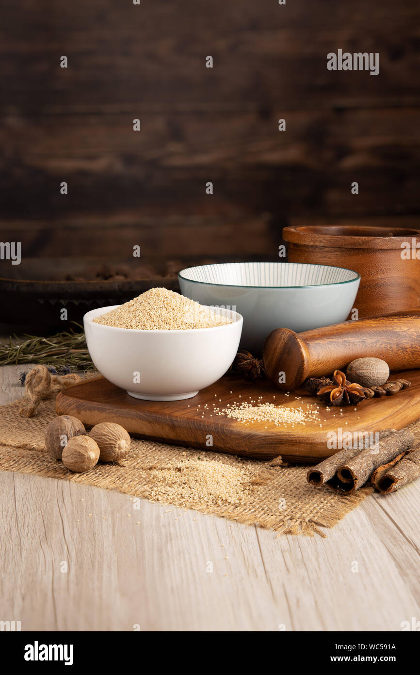 Semi di papavero bianco in una ciotola e preparazione del cibo e impostazione della cucina Foto Stock