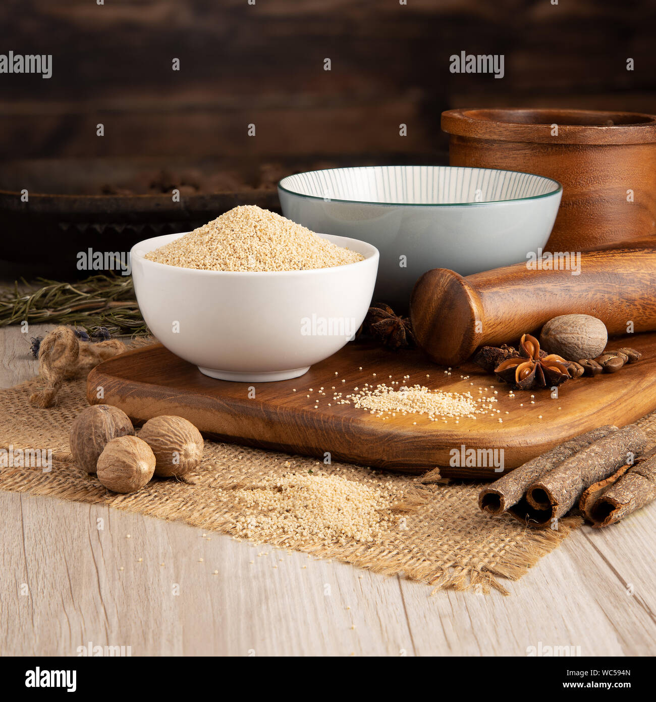 Semi di papavero bianco in una ciotola e preparazione del cibo e impostazione della cucina Foto Stock