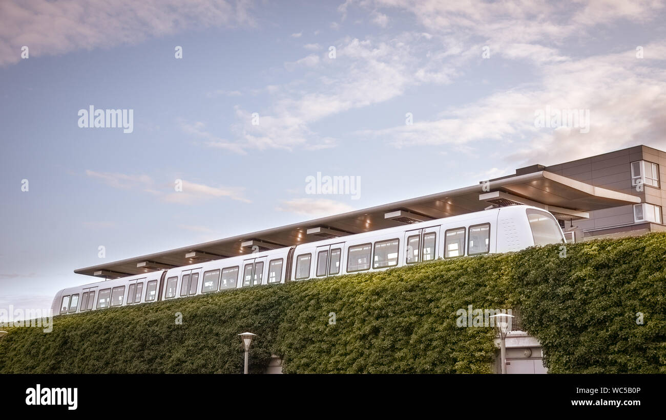 Treno della metropolitana alla stazione di Orestad ad a Copenhagen, in Danimarca, 13 agosto 2019 Foto Stock
