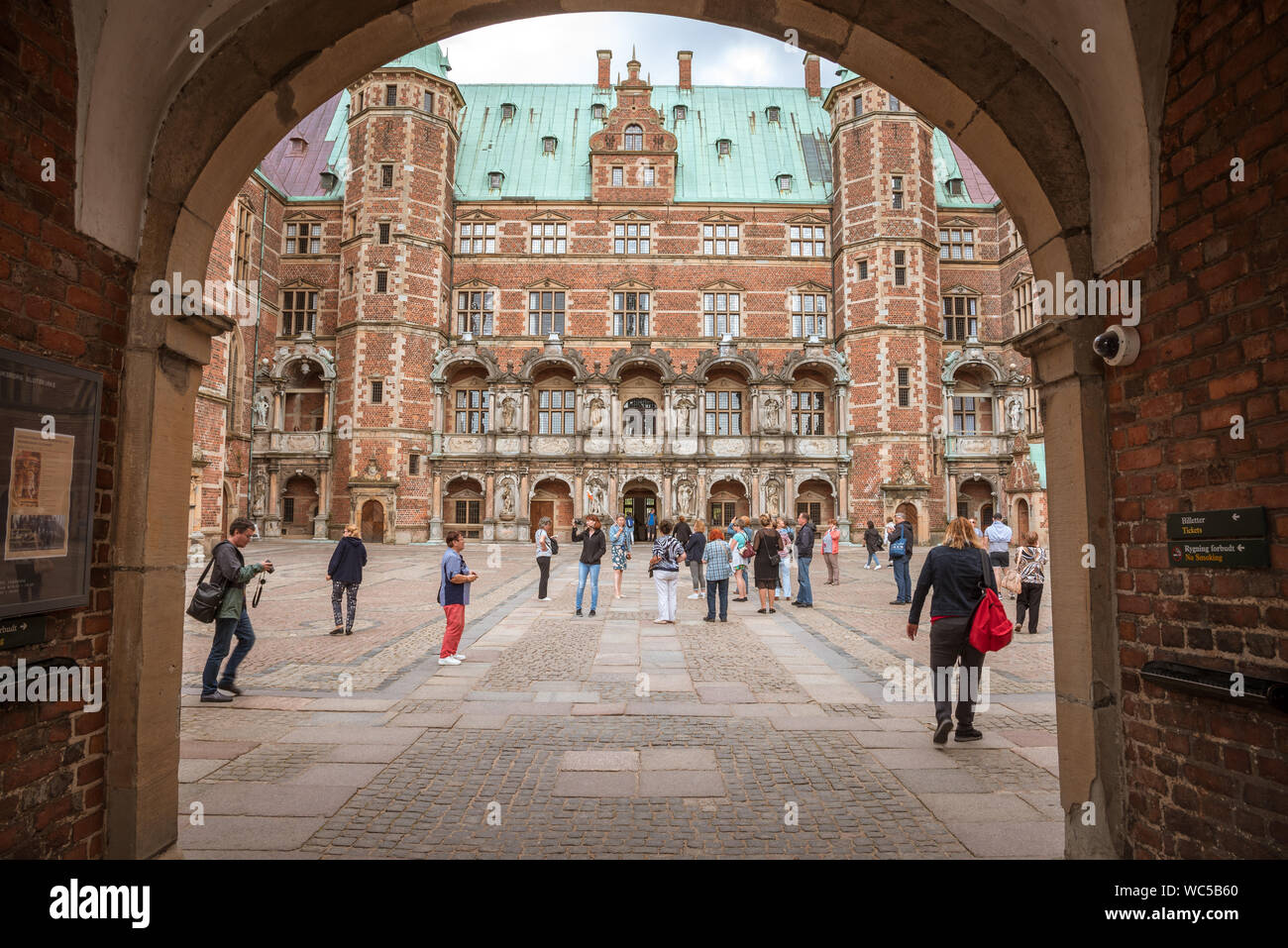 Guida turistica presso il cancello di Castello Frederiksborg in Hillerod, Danimarca, 22 agosto 2019 Foto Stock