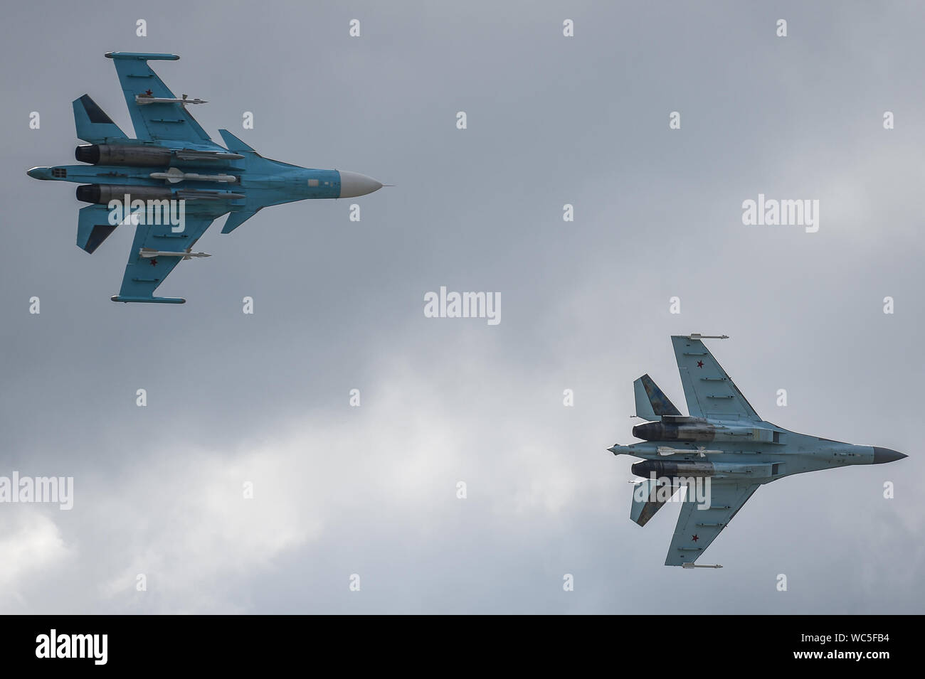Mosca, Russia. Il 27 agosto, 2019. Su-34 (L) caccia bombardiere jet e Su-35 fighter eseguire durante una esibizione aerea per il giorno di apertura dell'aviazione internazionale e lo spazio Salon MAKS 2019 a Mosca, in Russia, in Agosto 27, 2019. L'air show ha dato dei calci a fuori il martedì. Credito: Evgeny Sinitsyn/Xinhua/Alamy Live News Foto Stock