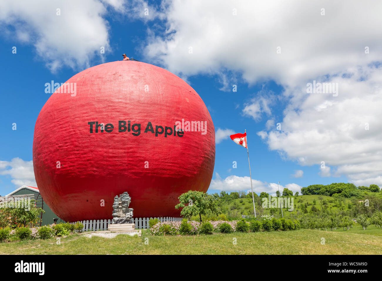 Colborne, Ontario, Canada - 20 August, 2019: Big Apple ristorante sul ciglio della strada e di attrazione di Colborne, Ontario. Foto Stock