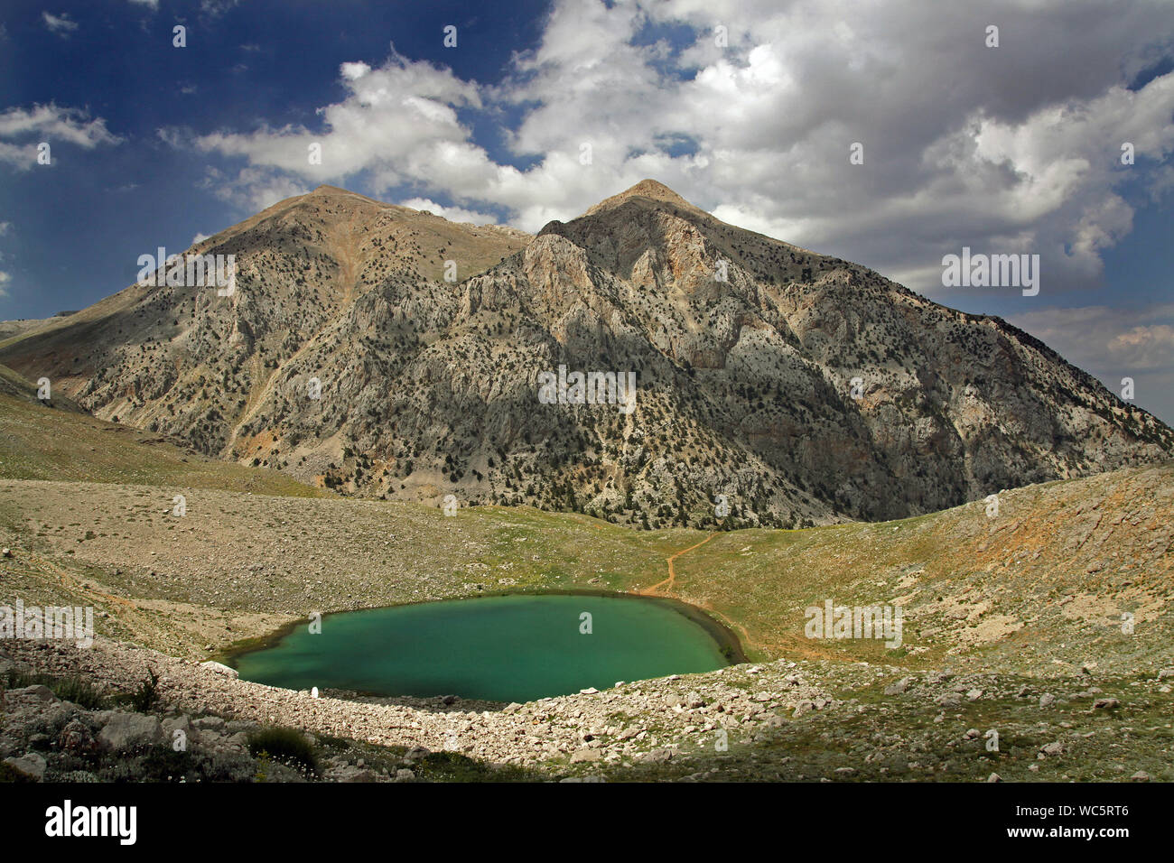 Alti laghi glaciali sono sempre state interessanti. Proprio come in antalya/elmali/ Gombe. Yesilgöl (verde lago)... Foto Stock