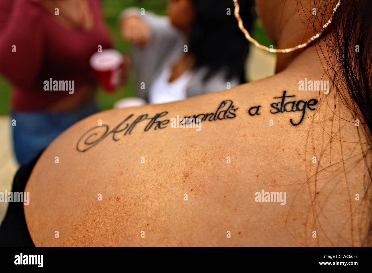 Immagine ritagliata della donna con il tatuaggio sulla spalla Foto stock -  Alamy