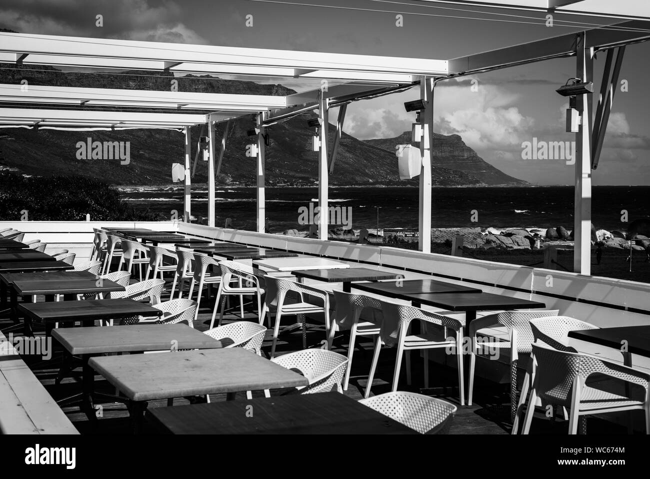 The Glen Country Club sun deck sulla costa atlantica vicino a Città del Capo in Sud Africa Foto Stock
