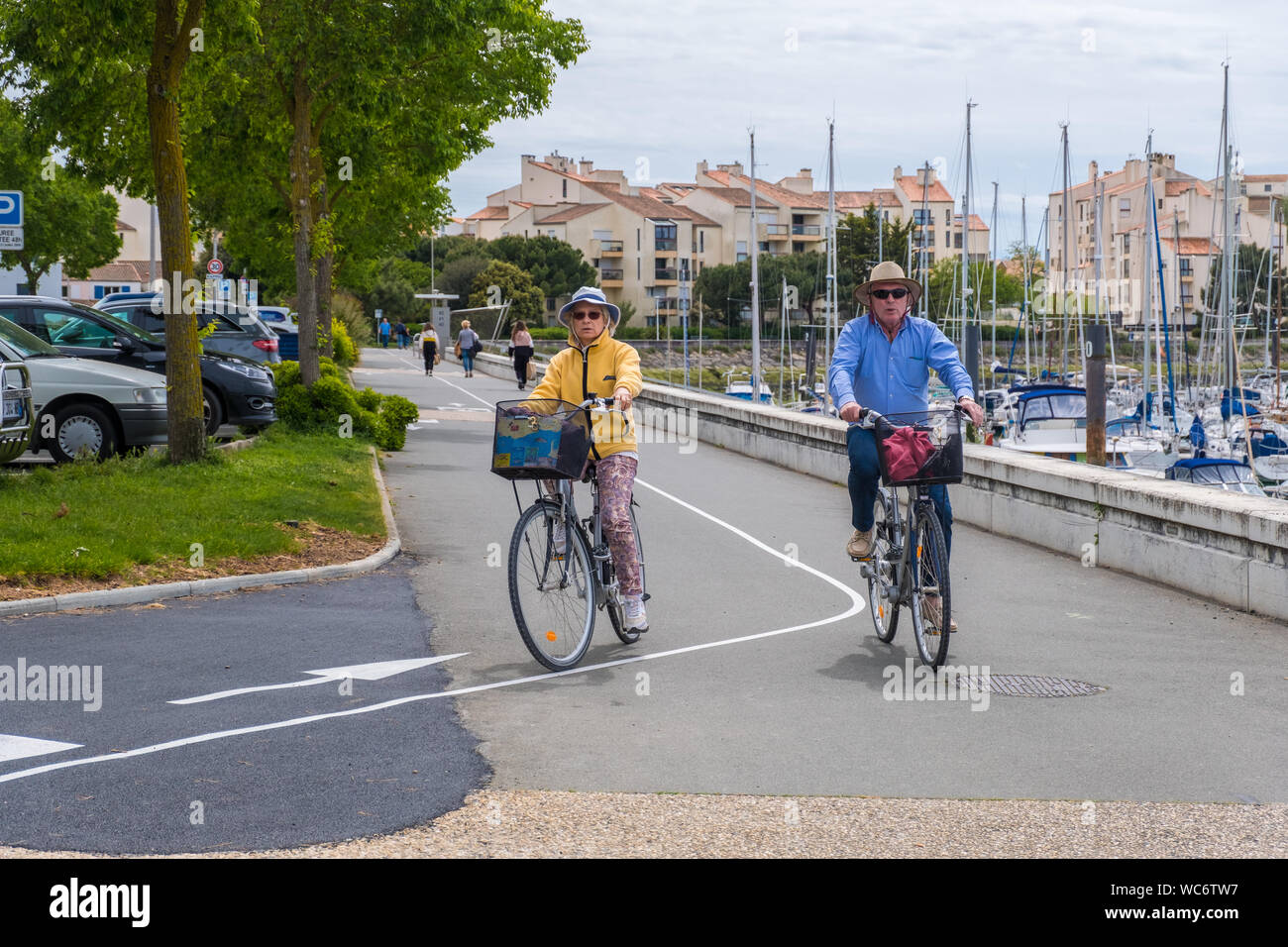 La Rochelle, Francia - 7 Maggio 2019: coppia di anziani passeggiate in bici vicino a Port des Minimes a La Rochelle, Francia Foto Stock