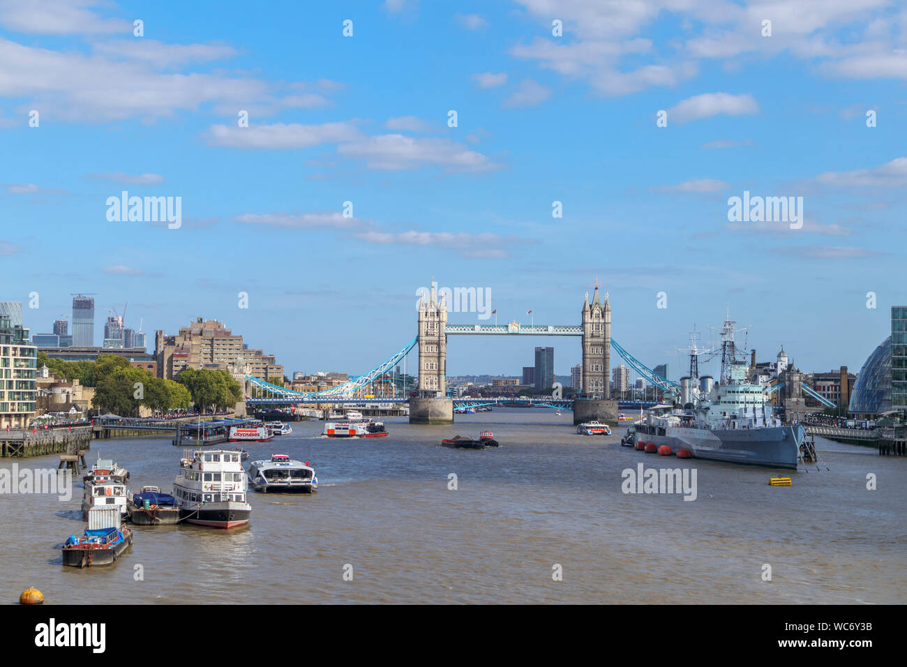 Una vista panoramica della Piscina di Londra sul Fiume Tamigi con una vista dell'iconico il Tower Bridge e HMS Belfast, visto dal London Bridge Foto Stock