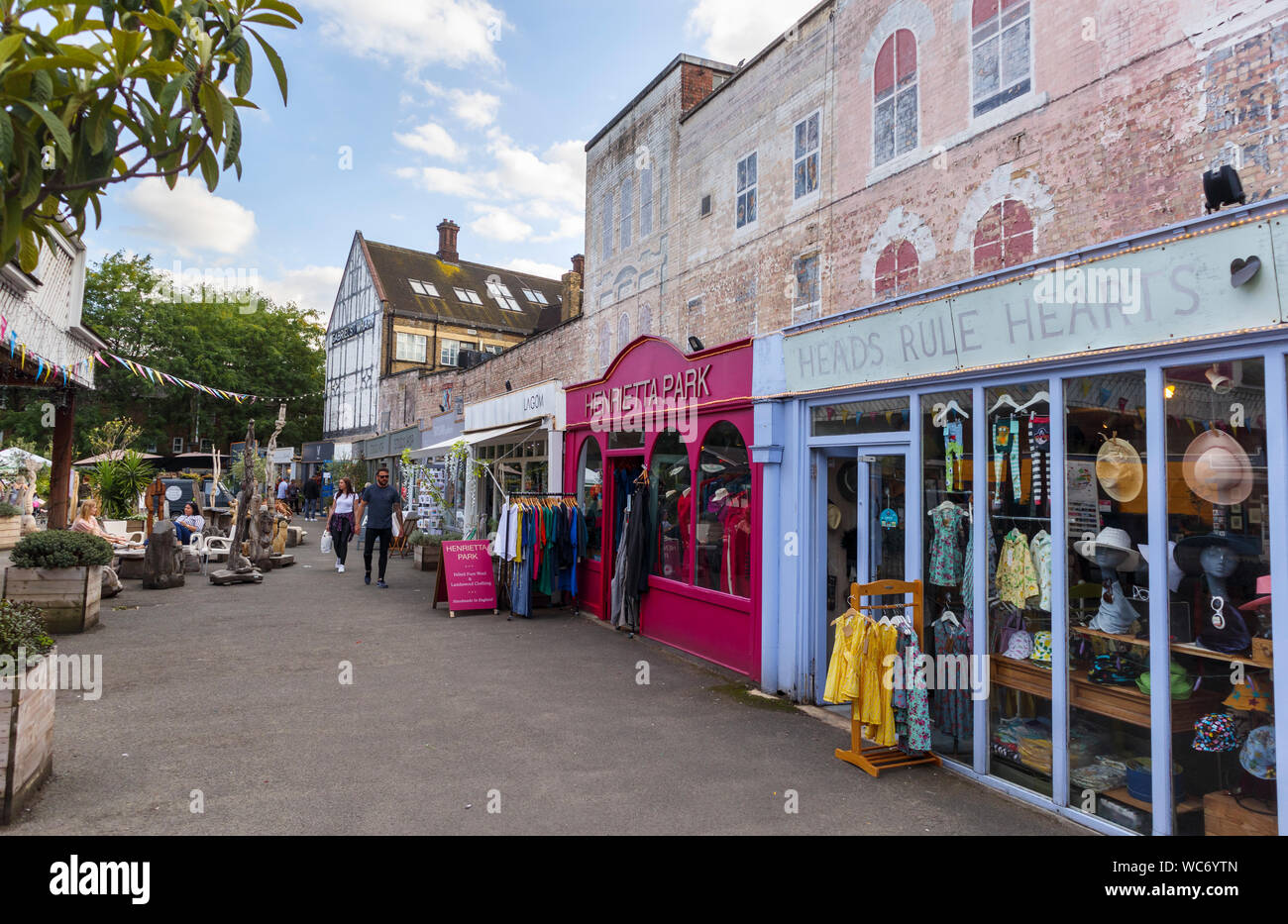 Piccoli i vestiti e le botteghe artigiane e boutique in Gabriel's Wharf a Southwark, Londra SE1 sulla riva sud dell'argine del fiume Tamigi Foto Stock