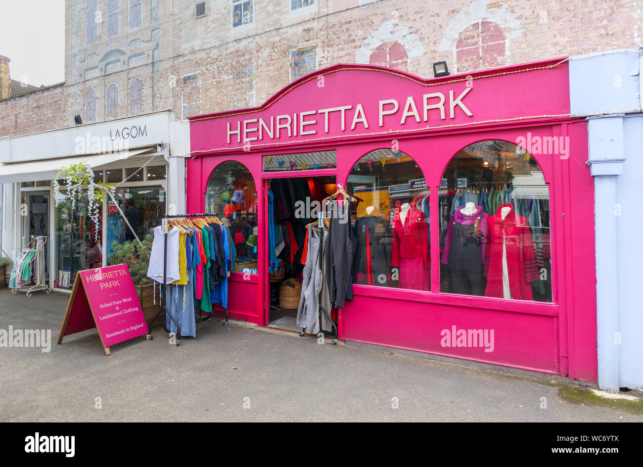 Abiti da piccoli artigiani e negozi di moda e boutiques di Gabriel's Wharf, Southwark, Londra SE1, South Bank dell'argine del fiume Tamigi Foto Stock