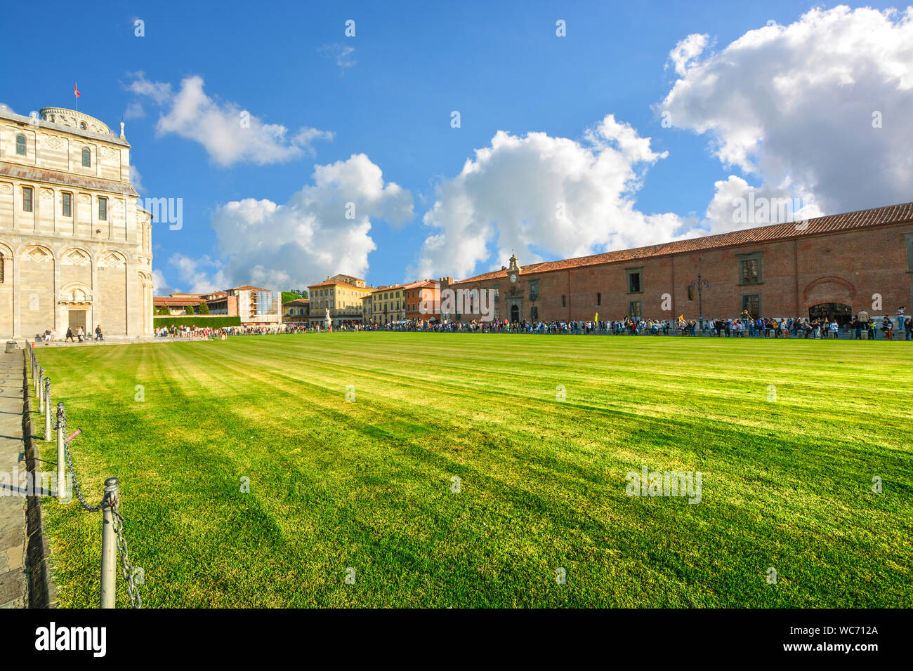 Linea di turisti fino a piazza del Duomo o Piazza dei Miracoli nella città toscane di Pisa Italia come visitare la Torre di Pisa e dalla Cattedrale. Foto Stock