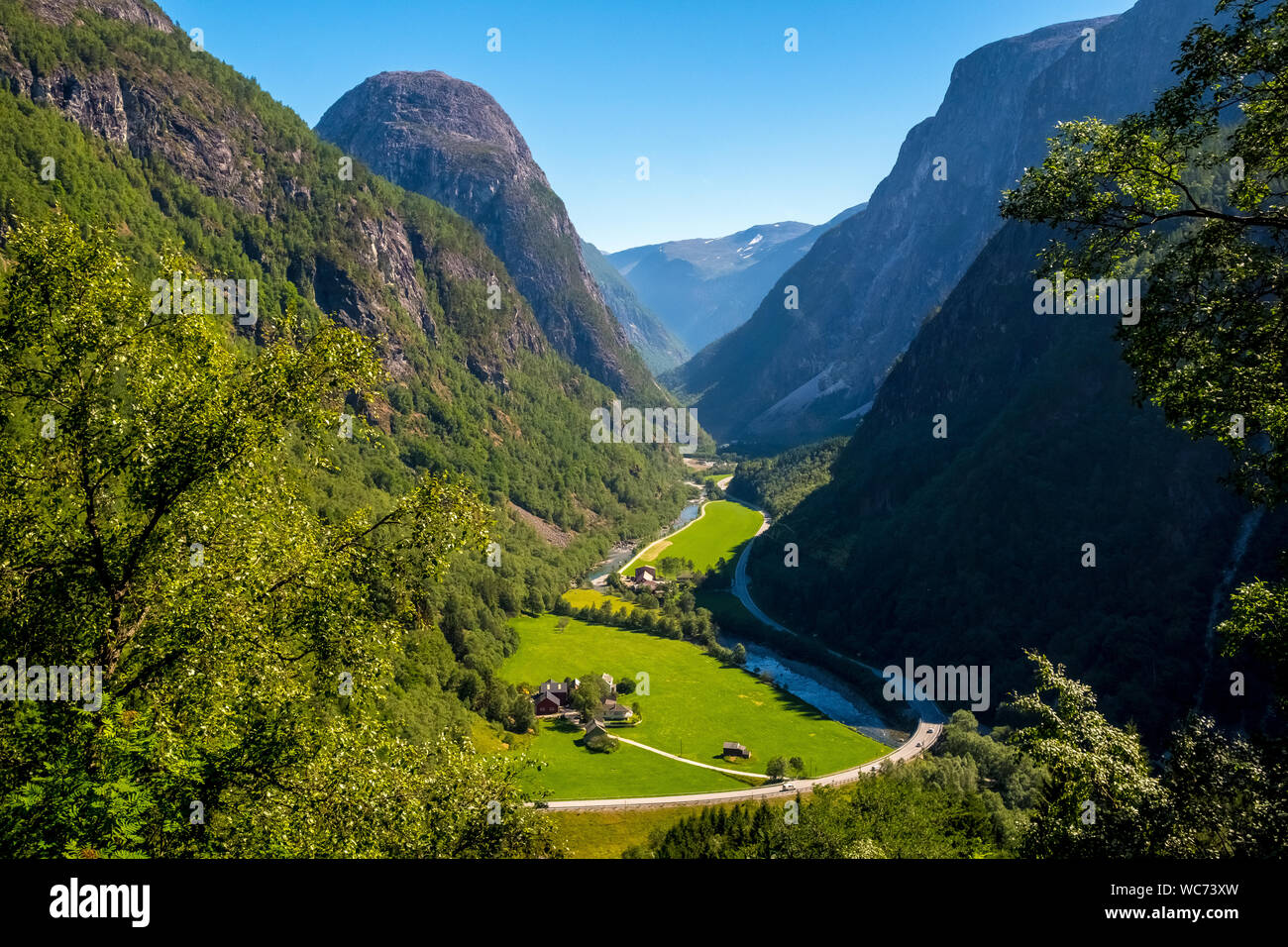 Valle, prati verdi, percorso, pareti rocciose, cielo blu, Stalheim, Hordaland, Norvegia, Scandinavia, Europa, né, viaggi, turismo, destinazione, visite turistiche, s Foto Stock