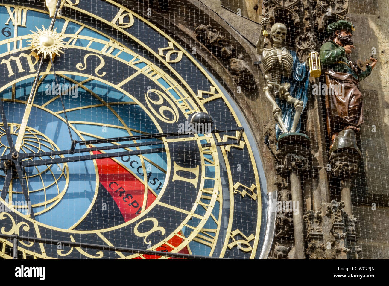 Orologio di Praga Repubblica Ceca Statua della morte, dettaglio, orologio astronomico di Praga sulla Torre del Municipio Vecchio Foto Stock