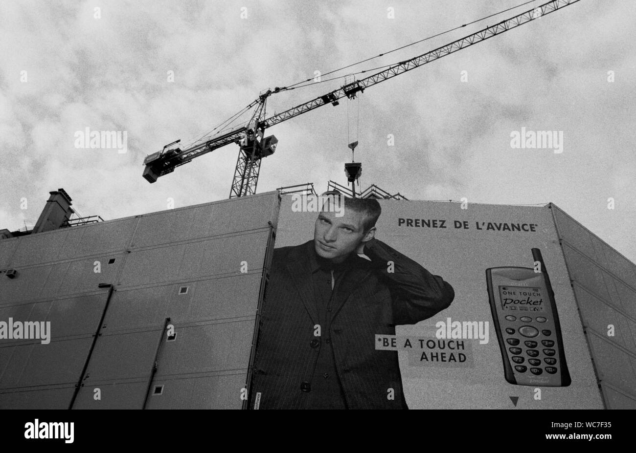 Grande pubblicità su una facciata di edificio per la cantina telefono alla fine degli anni Novanta - PARIS STREET PHOTOGRAPHY - pellicola di argento © Frédéric BEAUMONT Foto Stock Grande pubblicità su una facciata di edificio per la cantina telefono alla fine degli anni Novanta - PARIS STREET PHOTOGRAPHY - pellicola di argento © Frédéric BEAUMONT Foto Stock