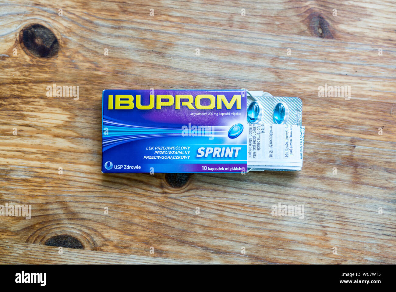 Kedainiai, Lituania - 25 agosto 2019: Polacco Ibuprom Sprint antidolorifici in un riquadro di sfondo di legno Foto Stock