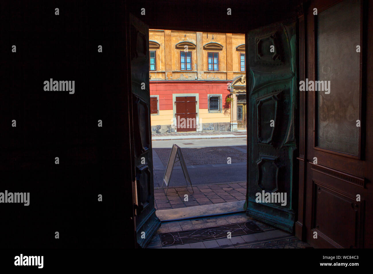 Vista della strada attraverso le porte aperte Foto Stock
