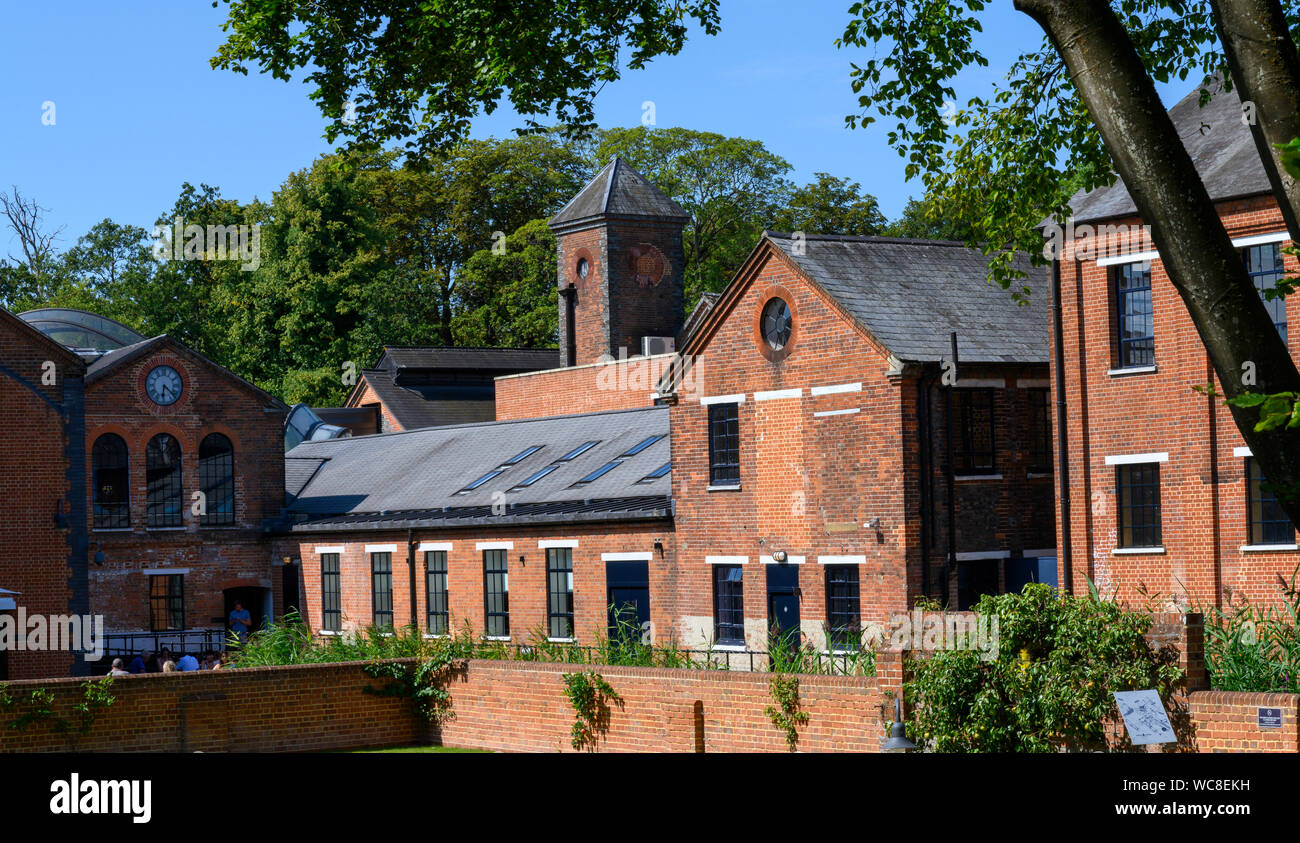 Architettura degli edifici a Bombay Sapphire Gin Distillery a Lyndhurst Mill, Lyndhurst, Hampshire, Inghilterra, Regno Unito Foto Stock