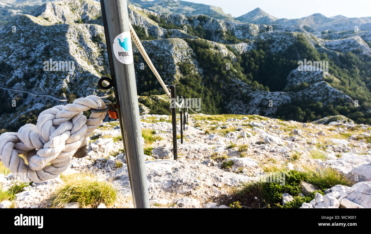 Makarska, Croazia - Agosto 13, 2019: via sassosa con fune recinzione in montagna Biokovo Foto Stock