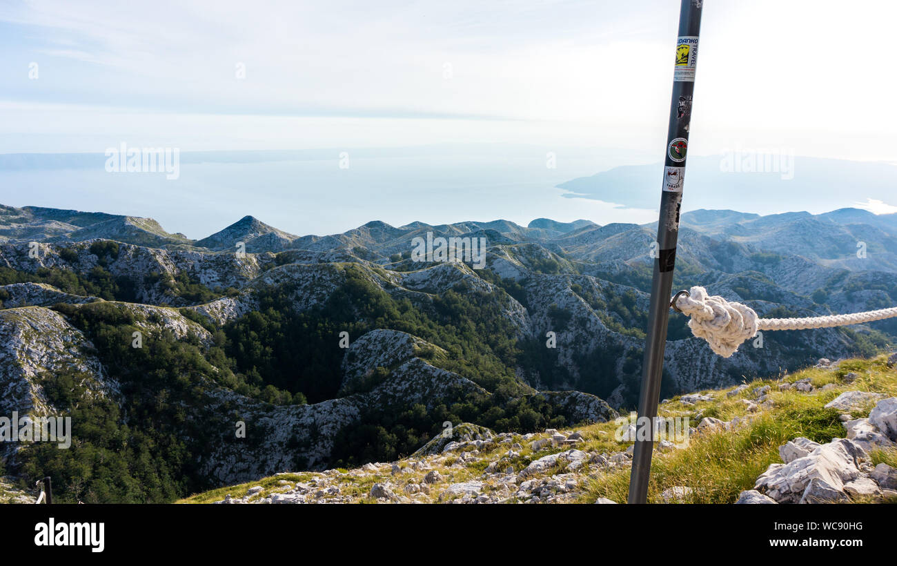 Makarska, Croazia - Agosto 13, 2019: Paesaggio della bella montagna Biokovo e sassoso sentiero con spintore a fune Foto Stock