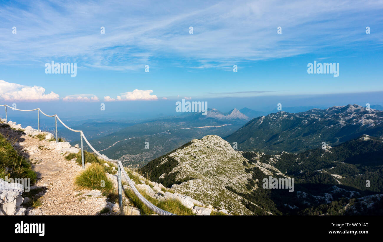 Via sassosa con fune recinzione in montagna Biokovo, Riviera di Makarska, Croazia Foto Stock