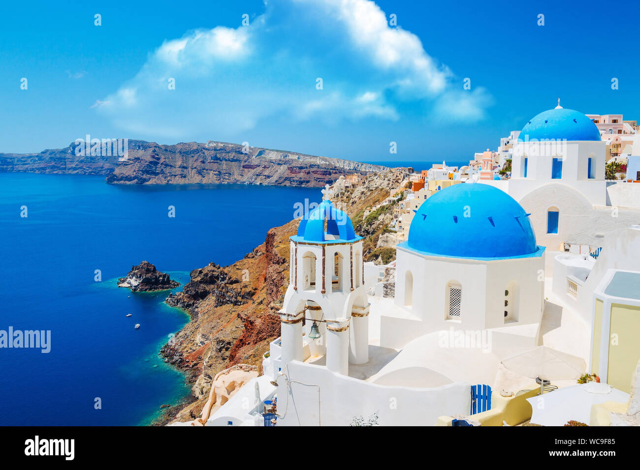 Riprese panoramiche della cupola blu chiesa a Oia Santorini Grecia Foto Stock