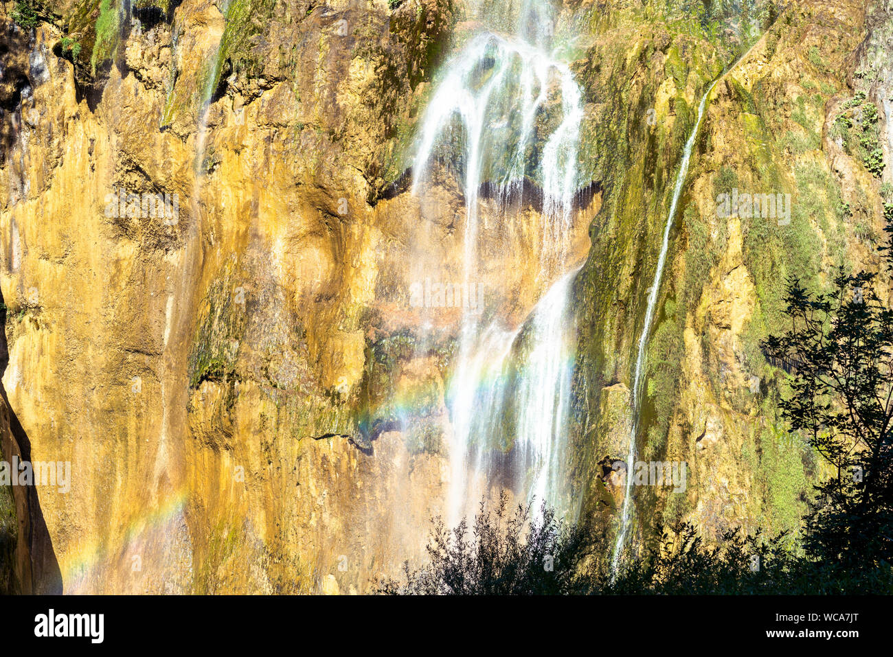 La cascata e arcobaleno nel Parco Nazionale dei Laghi di Plitvice, Croazia Foto Stock