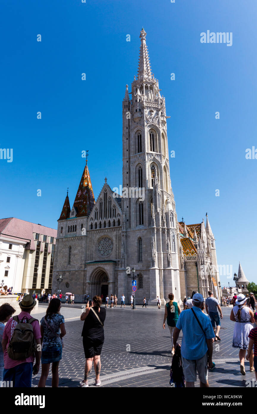 Budapest, Ungheria - 10 agosto 2019: turisti visitano la santa Chiesa Matthias. Foto Stock