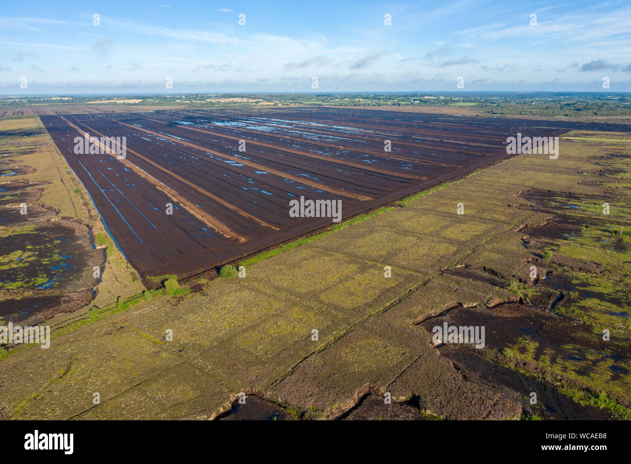 Immagine aerea di Bord na Mona turf e torbiere nella campagna irlandese, nella contea di Kildare, Irlanda Foto Stock