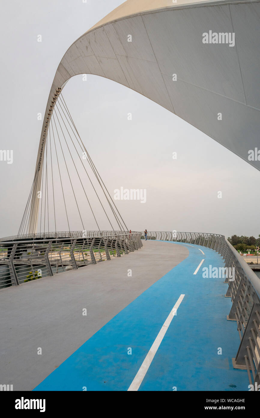 Ponte di tolleranza ponte pedonale oltre il Dubai Canale d'acqua in Dubai EMIRATI ARABI UNITI Foto Stock