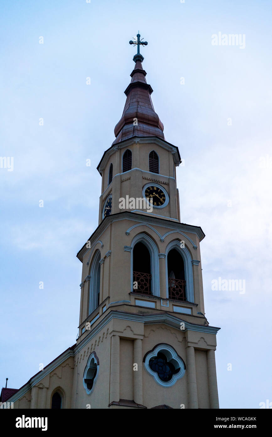 Zvolen, Slovacchia - 10 agosto 2019: chiesa evangelica della Santissima Trinità nella piazza principale di Zvolen. Foto Stock