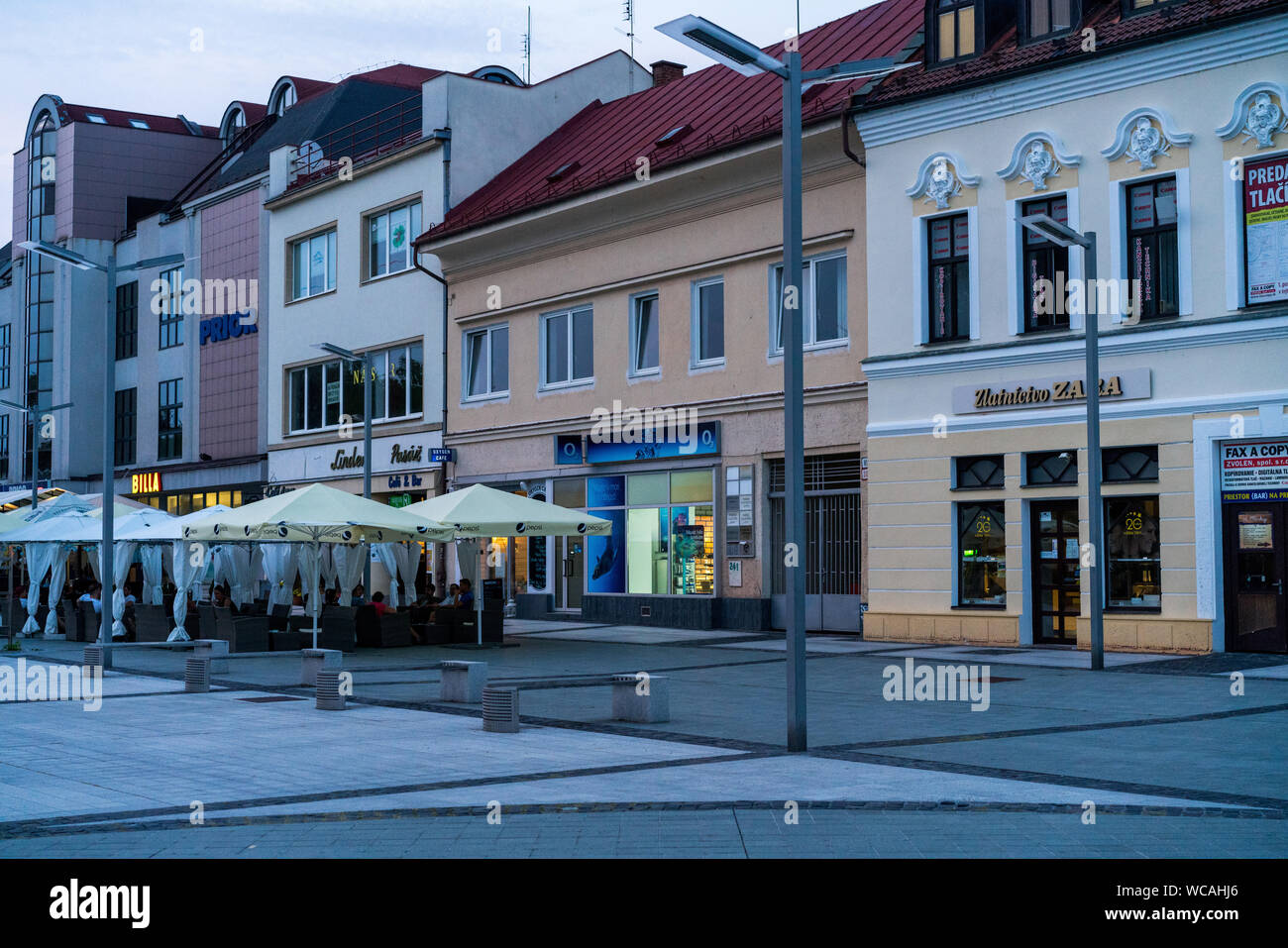 Zvolen, Slovacchia - 10 agosto 2019: la piazza principale di Zvolen di sera Foto Stock