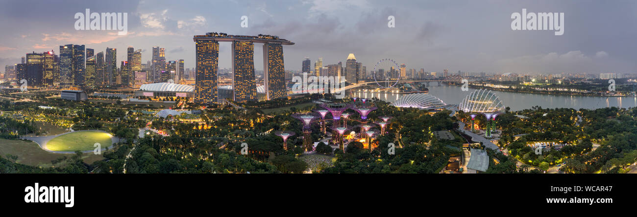 Panoramica aerea della skyline di Singapore con il Marina Bay Sands Hotel e giardini della baia Foto Stock