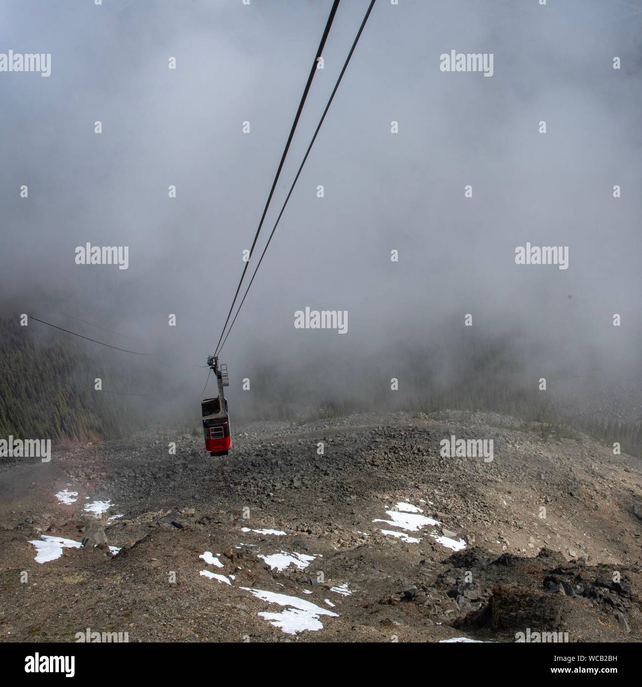 Sky tram coming up Whistlers montagna nel Parco Nazionale di Jasper, Canada. Foto Stock