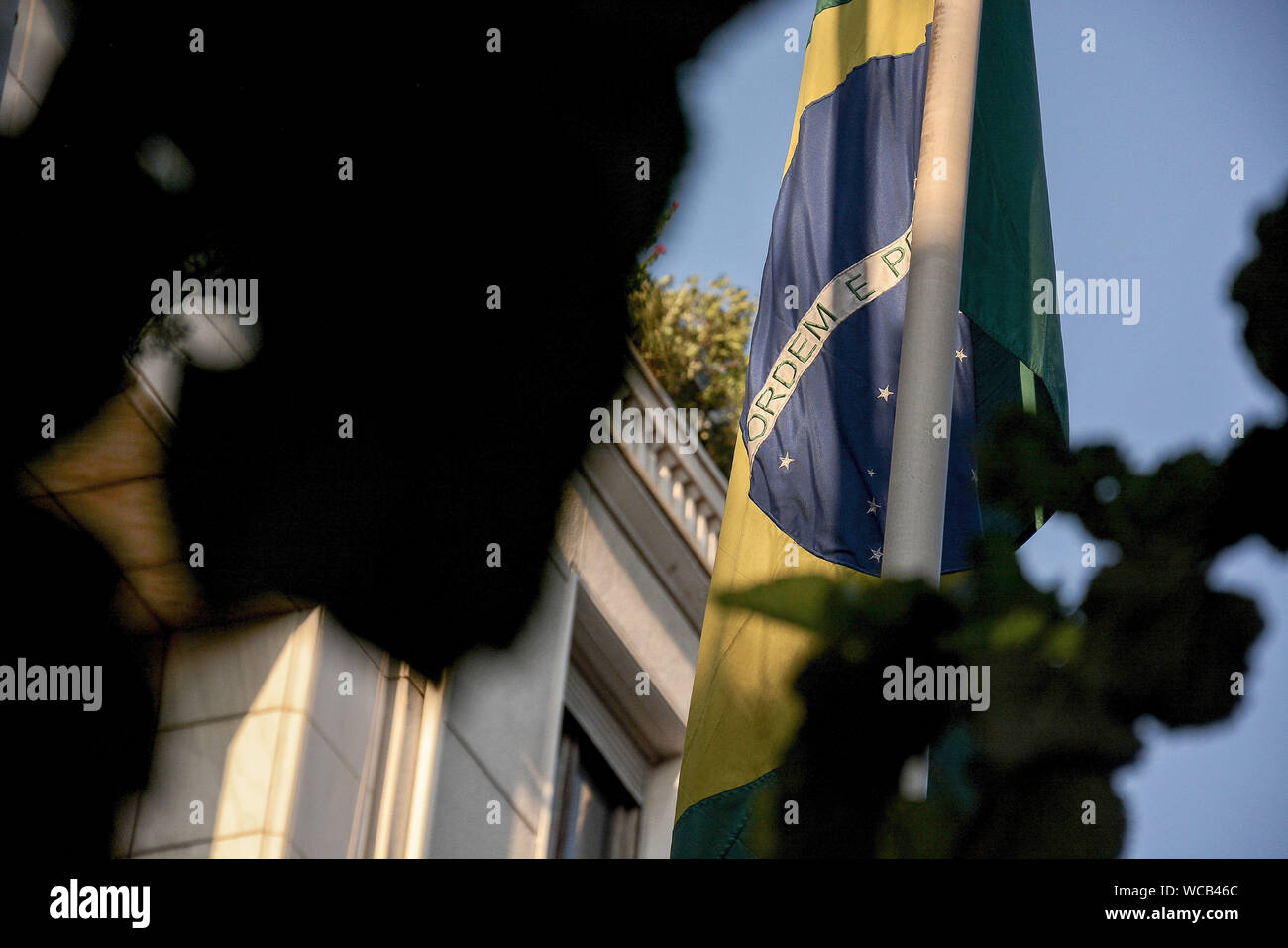 Atene, Grecia. Il 27 agosto, 2019. Una bandiera del Brasile durante una manifestazione di protesta dal SYRIZA parte politica i giovani al di fuori dell'ambasciata brasiliana sugli incendi in Amazzonia. Credito: SOPA Immagini limitata/Alamy Live News Foto Stock