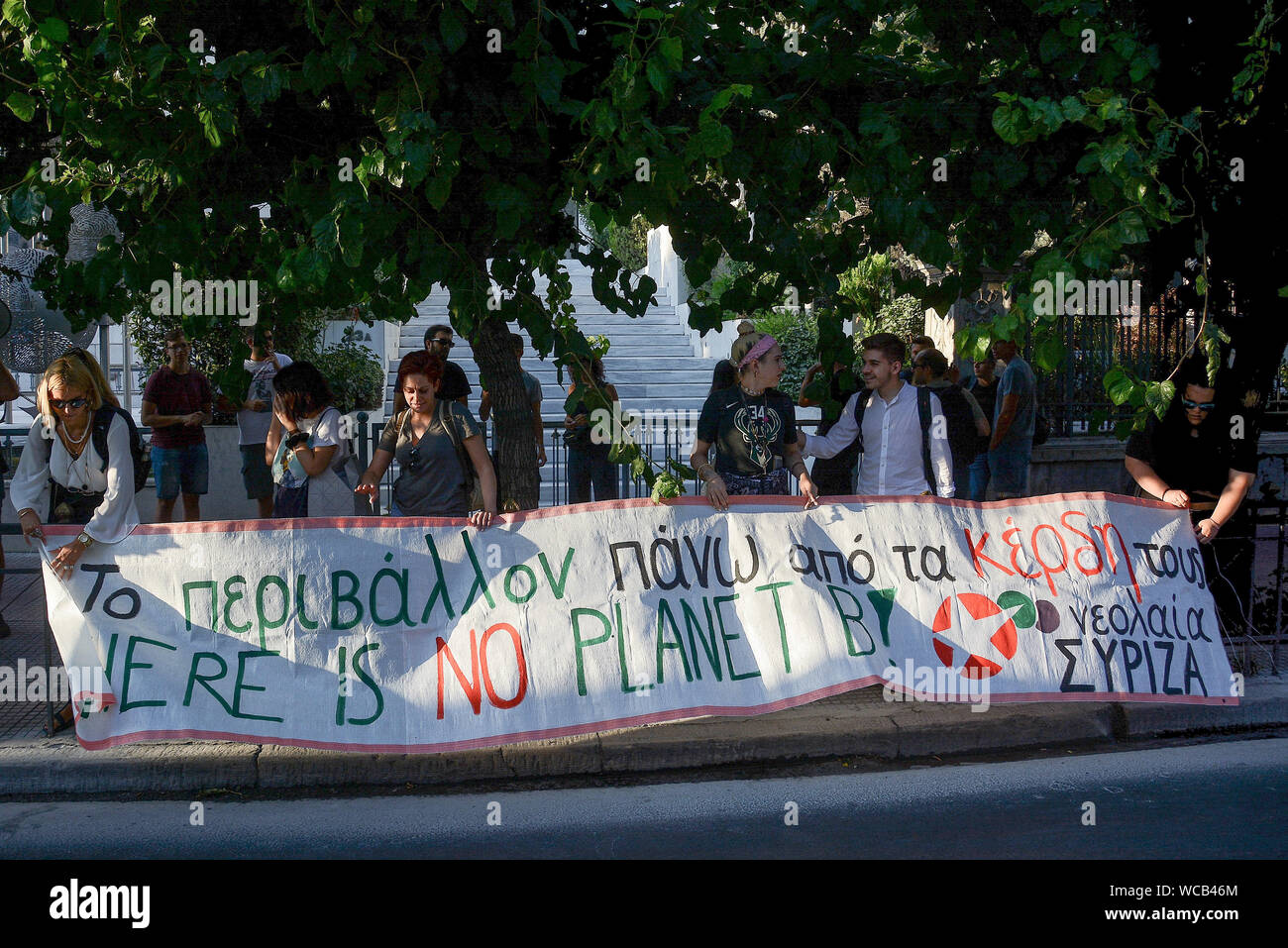 Atene, Grecia. Il 27 agosto, 2019. Manifestanti hanno visto accanto a un banner durante una manifestazione di protesta dal SYRIZA parte politica i giovani al di fuori dell'ambasciata brasiliana sugli incendi in Amazzonia. Credito: SOPA Immagini limitata/Alamy Live News Foto Stock