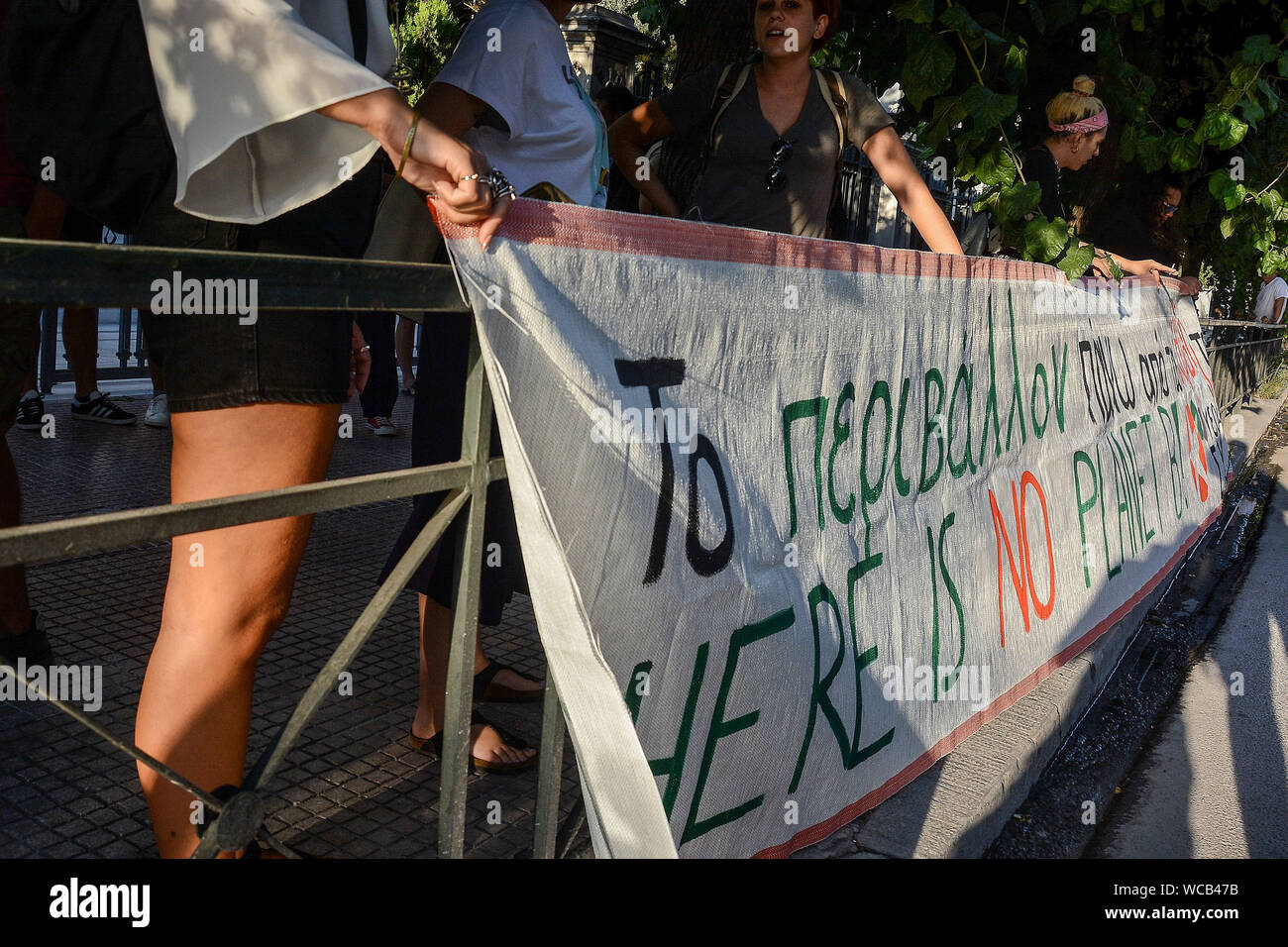 Atene, Grecia. Il 27 agosto, 2019. Manifestanti hanno visto accanto a un banner durante una manifestazione di protesta dal SYRIZA parte politica i giovani al di fuori dell'ambasciata brasiliana sugli incendi in Amazzonia. Credito: SOPA Immagini limitata/Alamy Live News Foto Stock