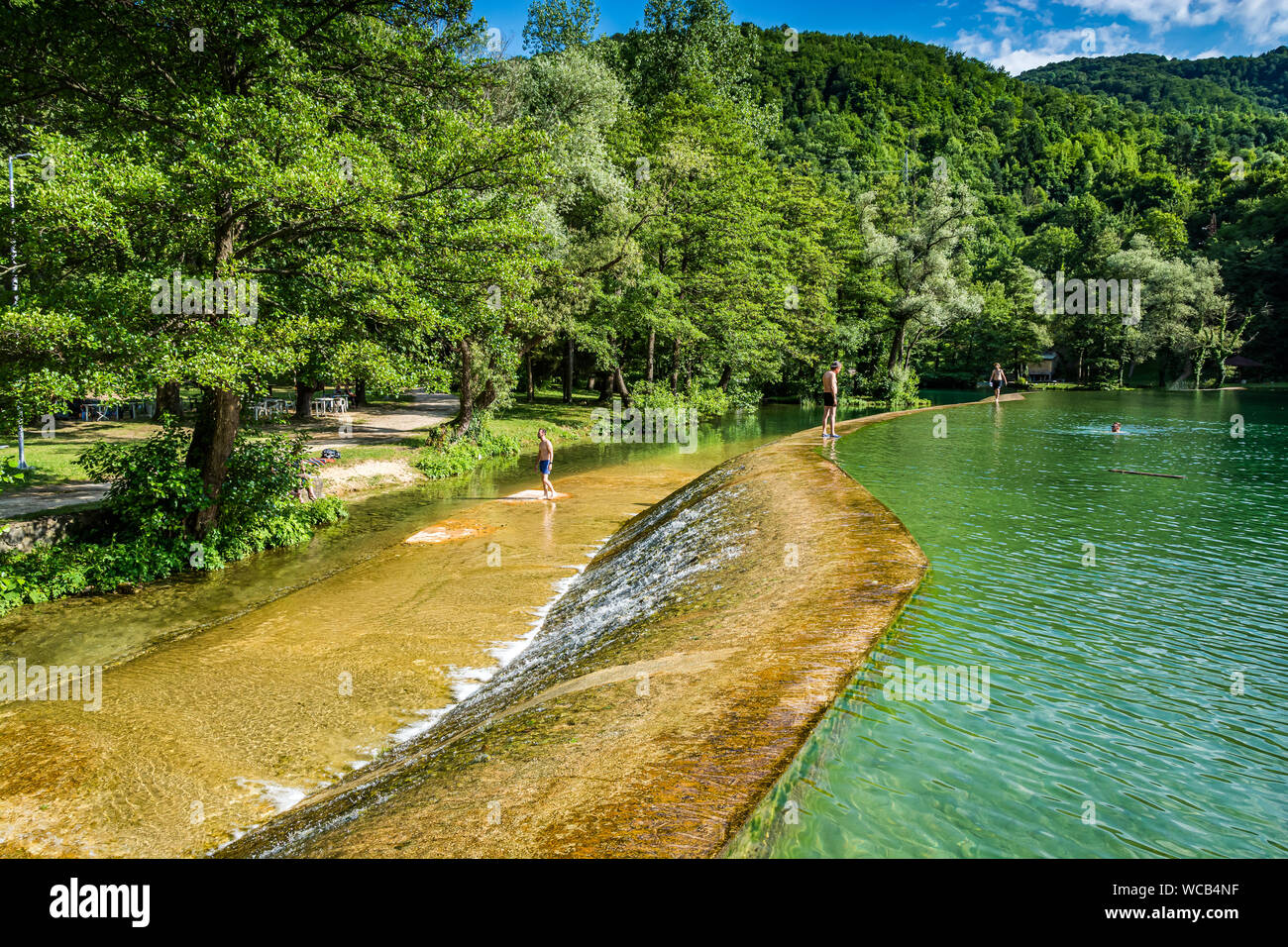 Area nuoto sul lago Plivsko - è una parte artificiale, parte lago naturale in Bosnia ed Erzegovina, situato nel comune di Jajce Foto Stock