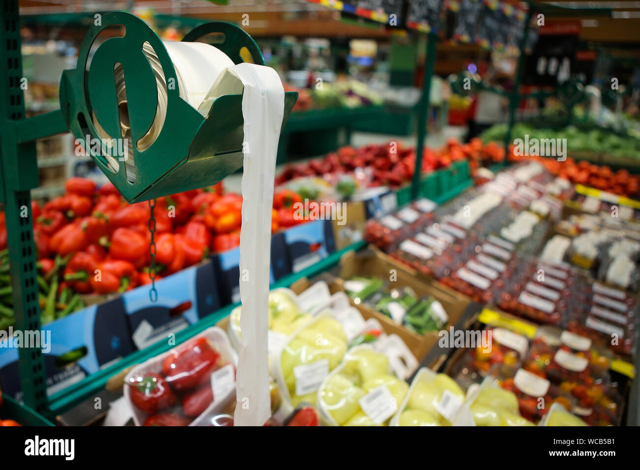 Plastica biodegradabile sacchi di cibo in frutta e verdura corsia in un grande ipermercato in Romania Foto Stock