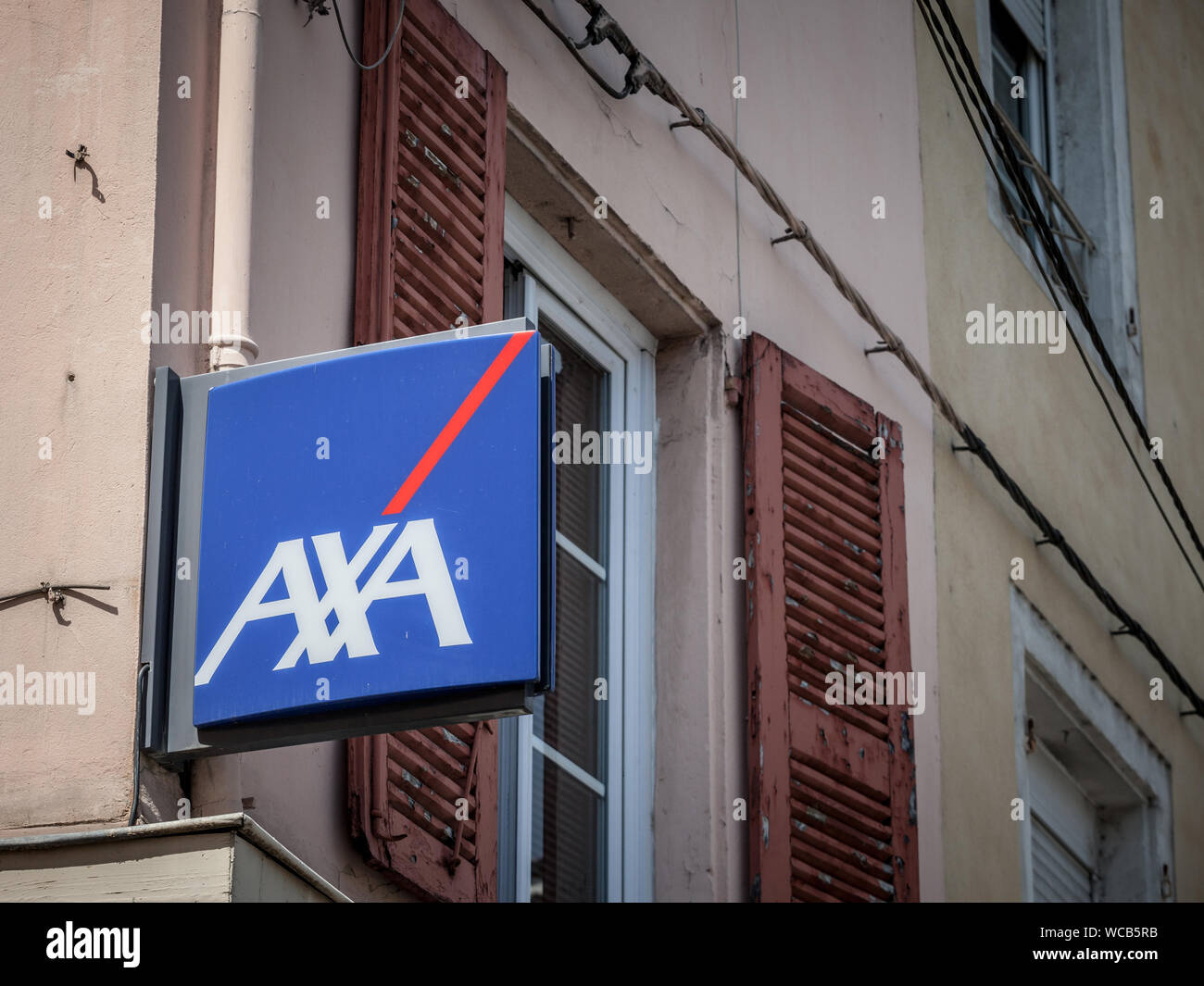 Lione, Francia - Luglio 17, 2019: Axa logo sul loro agente locale a Lione. Axa è un Francese e assicurazione del gruppo bancario, uno dei più grandi assicuratori di Europ Foto Stock