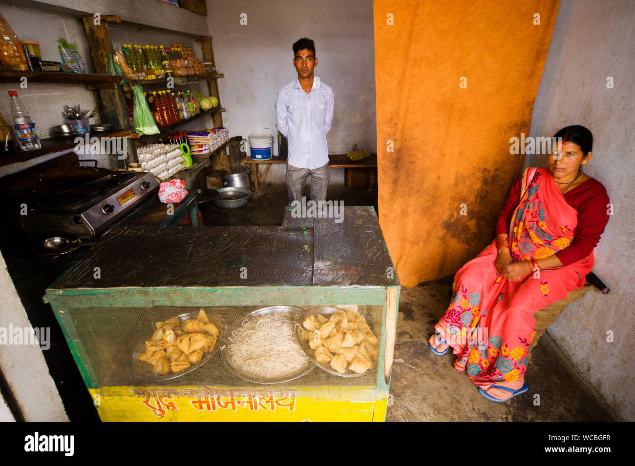 Negozio di spuntini al villaggio Sanouli, Kumaon Hills, Uttarakhand, India Foto Stock