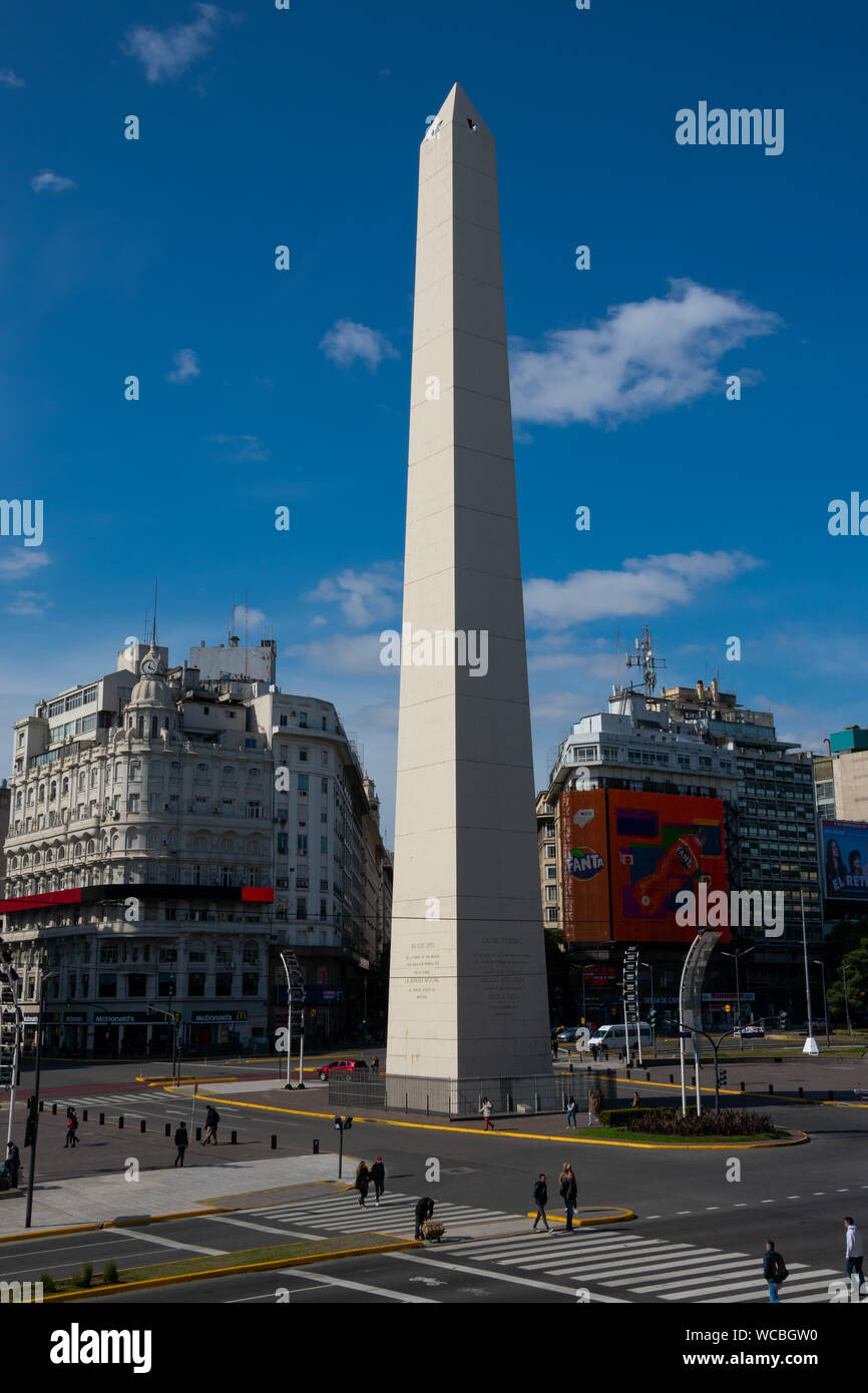 Buenos Aires, Argentina. Agosto 19, 2019. Obelisco di Buenos Aires (El Obelisco) un monumento storico nazionale si trova presso la Piazza della Repubblica (Plaza de la R Foto Stock