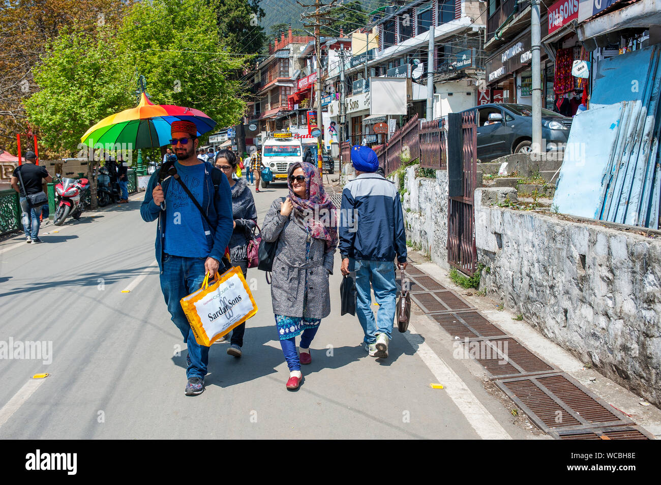 Indian turisti che si godono una passeggiata nei dintorni del lago di Nainital, una bellissima collina dalla stazione di Nainital, Uttarakhand, India Foto Stock
