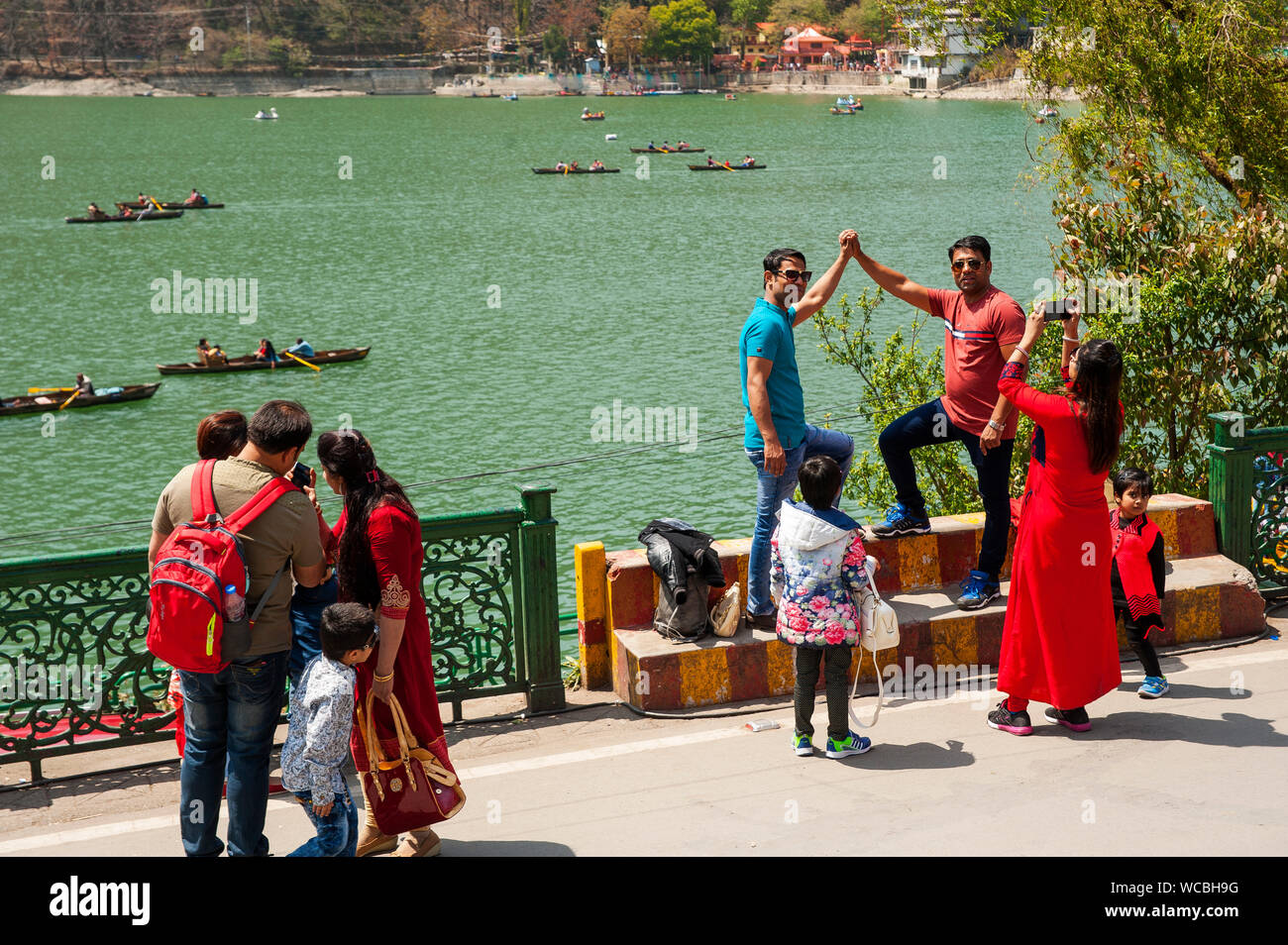 Indian turisti che si godono i dintorni del lago di Nainital, una bellissima collina dalla stazione di Nainital, Uttarakhand, India Foto Stock